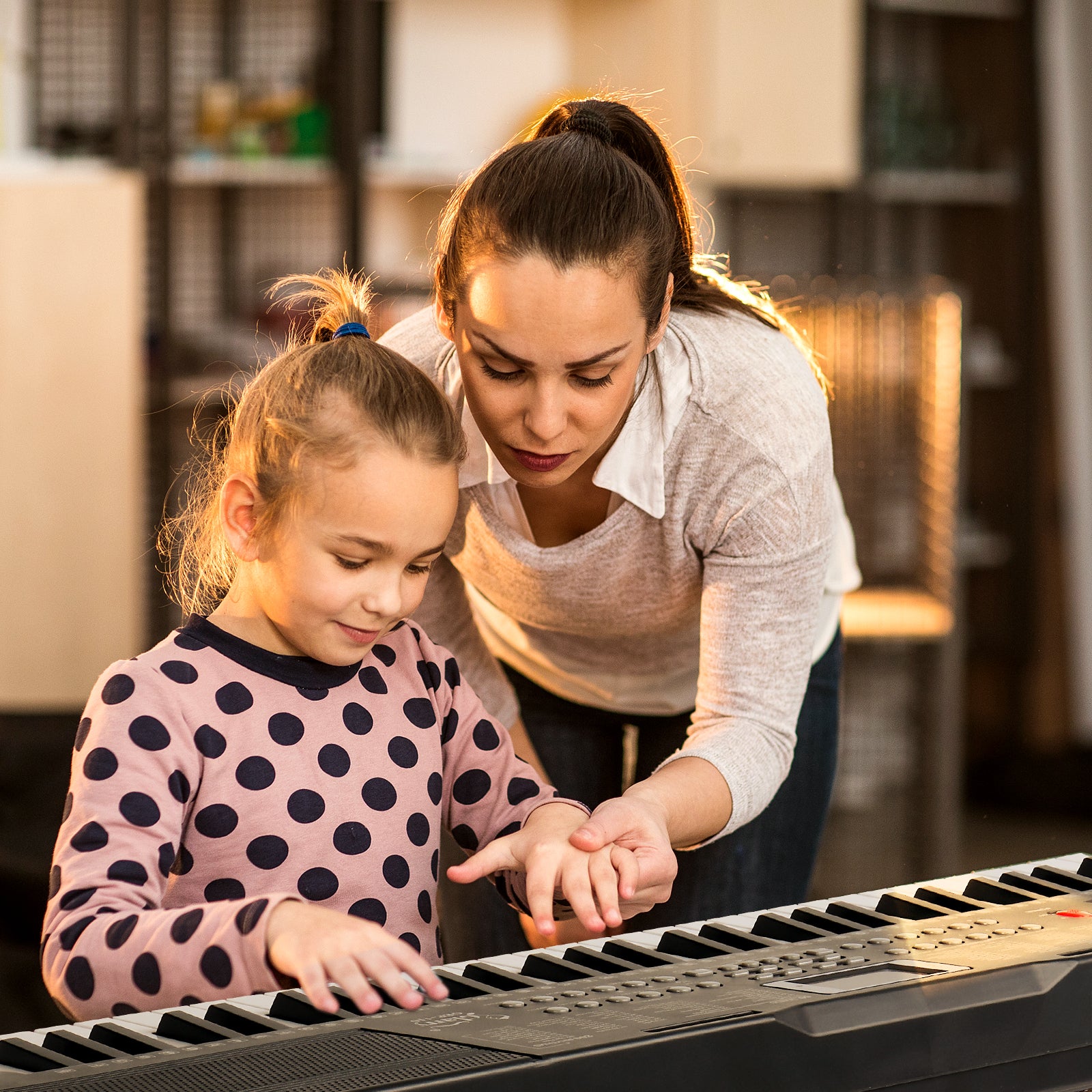 Szzzp GEP-110 61 Key Keyboard with Piano Stand, Piano Bench, Built In Speakers, Headphone, Microphone, Music Rest, LED Screen, 3 Teaching Modes for Beginners